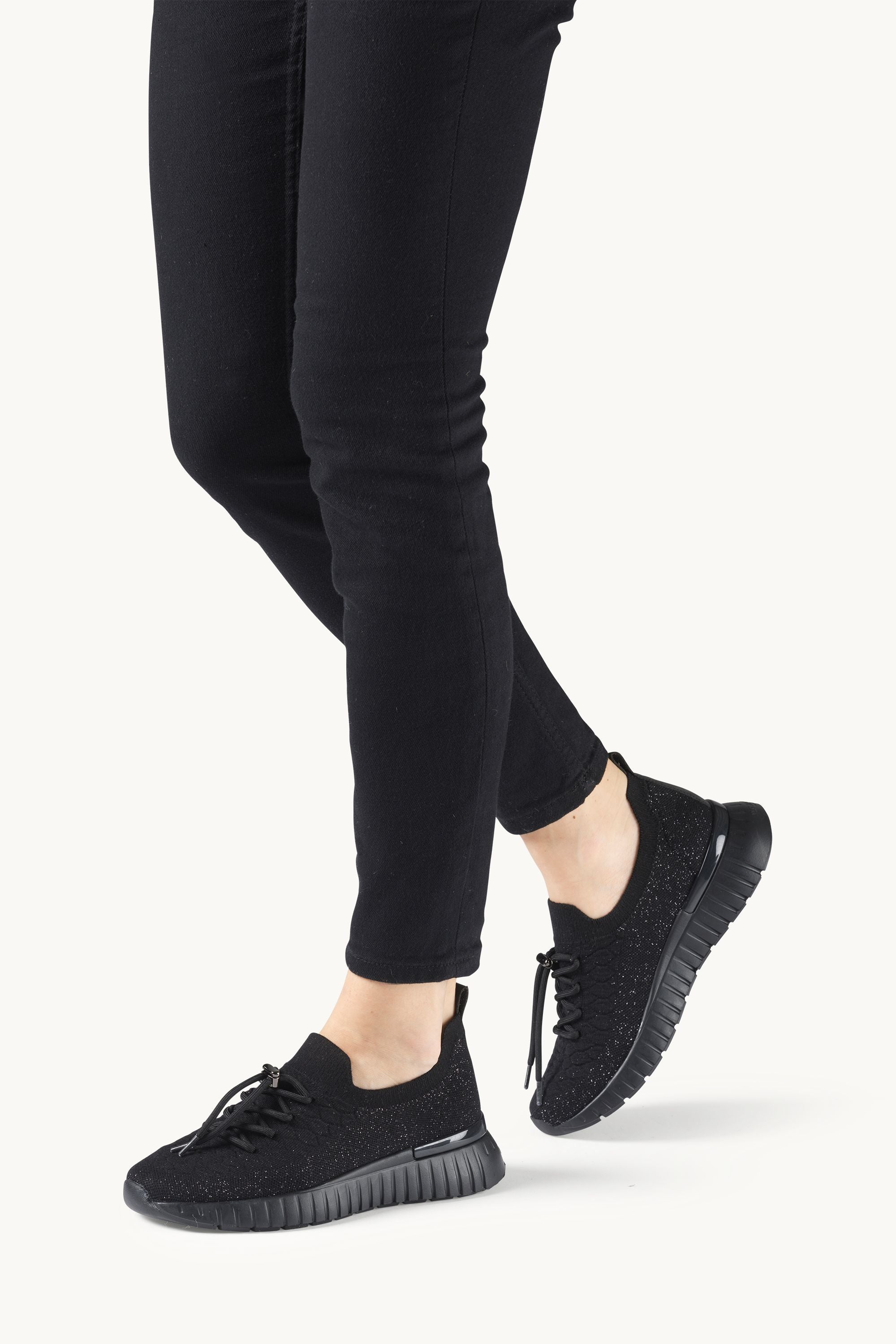 Sporty Sneakers - Black Black