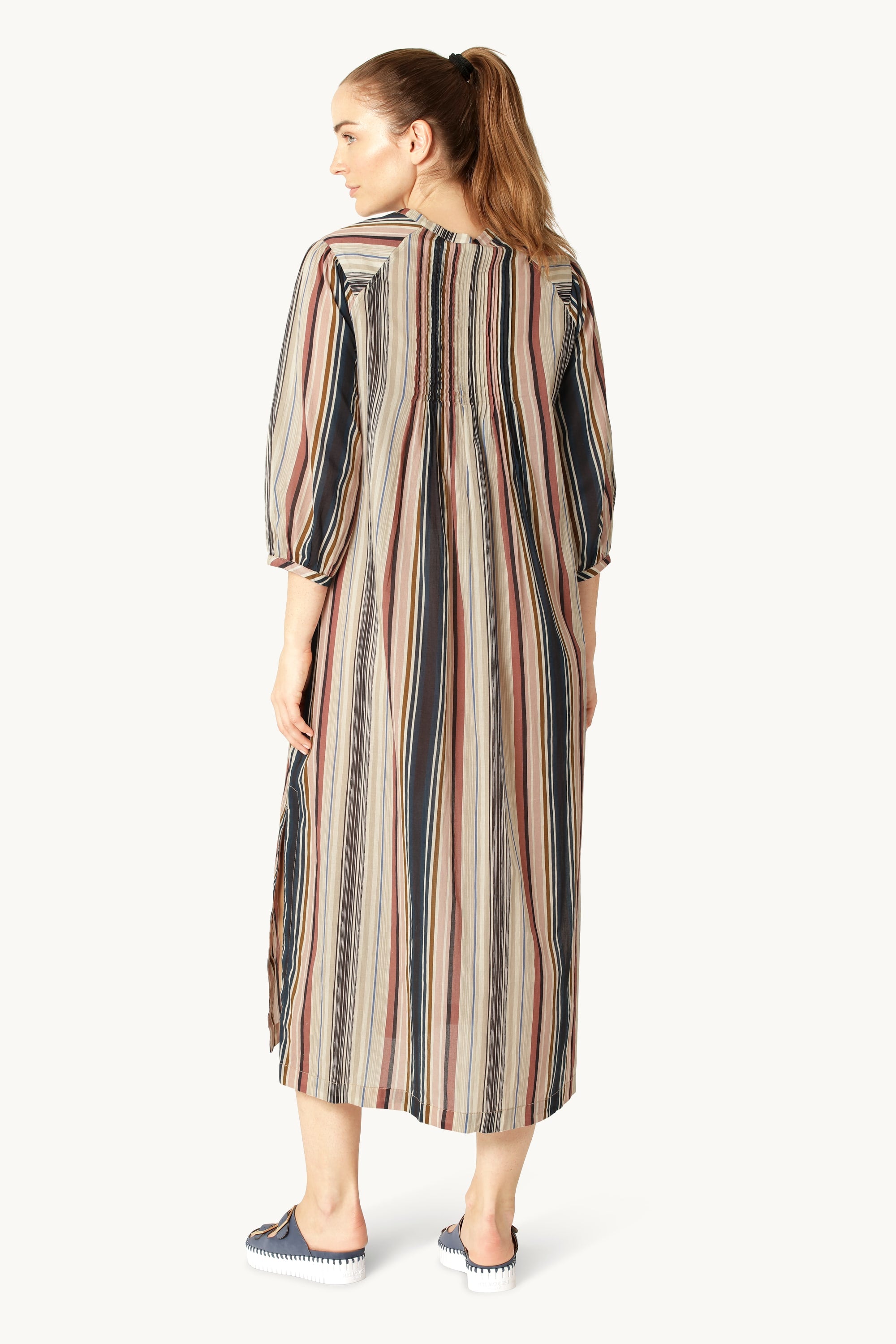 Lang Kjole med Ballongermer Pintuck - Beige Organic Stripe
