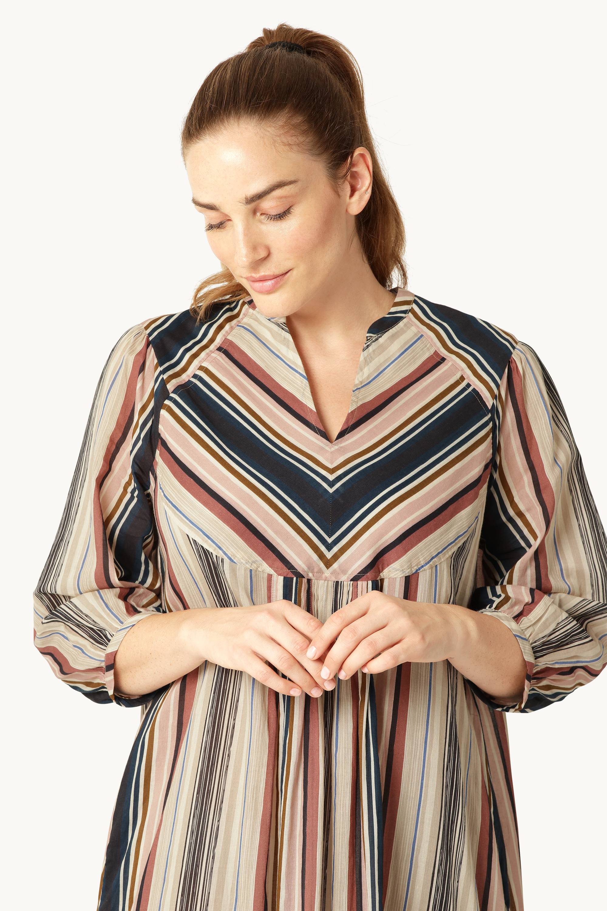 Lang Kjole med Ballongermer Pintuck - Beige Organic Stripe